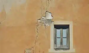 grietas verticales en la fachada